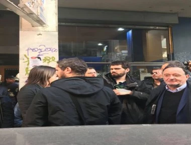 Ένταση στα Εξάρχεια για τους πλειστηριασμούς – Μέλη του κινήματος «Δεν Πληρώνω» απέναντι στα ΜΑΤ